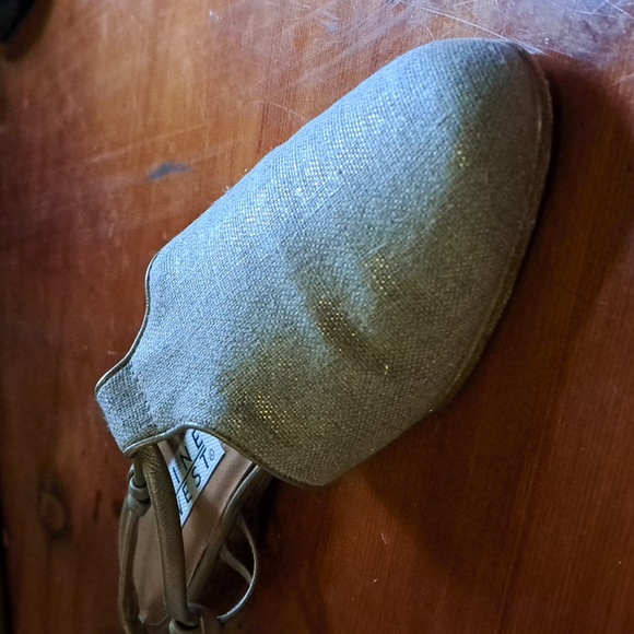 Last Chance! Will Be Pulling Soon! 9 West gold/ fabric toe shoes - Picture 2 of 5